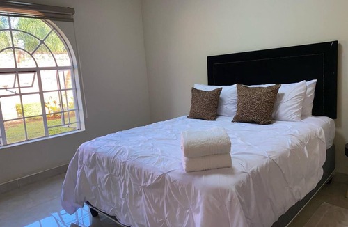 Harare East Cottage | Cosy Cottage Retreat with Garden, Hot Water & Solar Backup in Borrowdale Harare