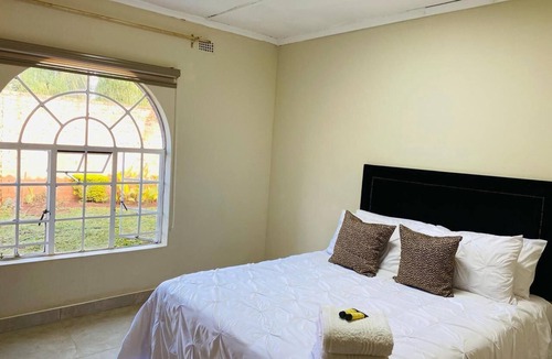 Harare East Cottage | Cosy Cottage Retreat with Garden, Hot Water & Solar Backup in Borrowdale Harare