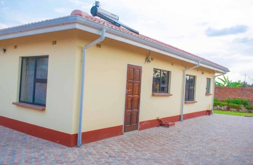 Harare House | Cosy home near airport comfy beds family friendly entire house