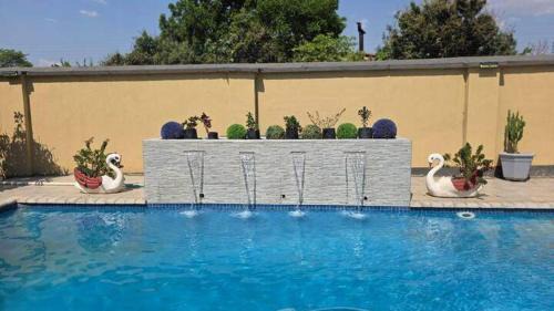 Harare House | Cottage - Sleeps 4 - Pool - Near Airport
