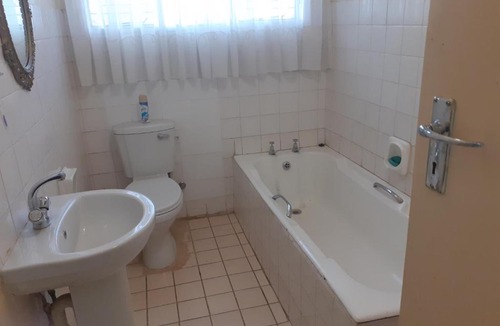 Harare House | Cottage Sleeps 4 with Pool