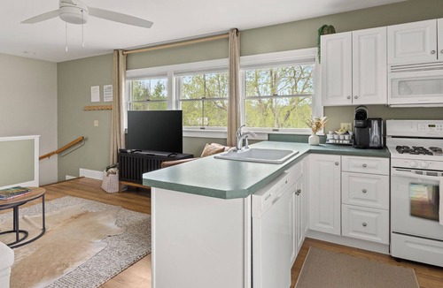 Morrisville Apartment | Country Apartment, pond minutes to Stowe & Smugglers Notch perfect for relaxing