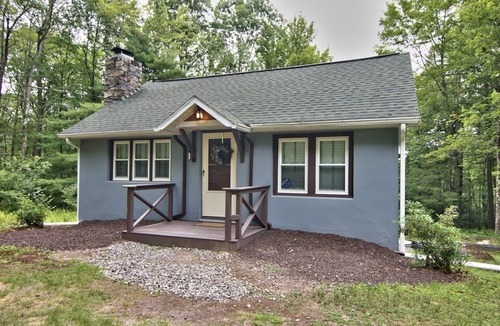 Cresco Cabin | Couples Paradise a Historic 1944 Pocono Cabin on 2 acres Close to Hiking, Ruins
