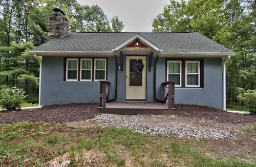Cresco Cabin | Couples Paradise a Historic 1944 Pocono Cabin on 2 acres Close to Hiking, Ruins