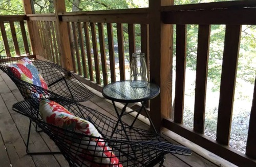 Townsend Cabin | Cozily Furnished Getaway with Wi-Fi along the Little River in Townsend, Tennessee