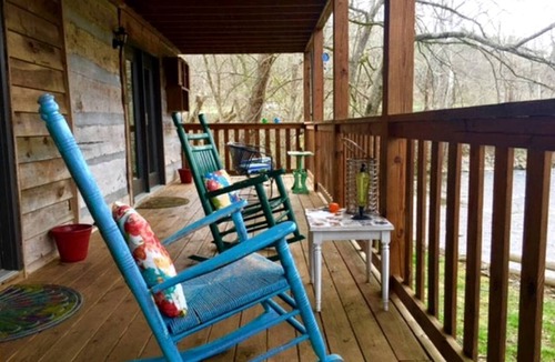 Townsend Cabin | Cozily Furnished Getaway with Wi-Fi along the Little River in Townsend, Tennessee