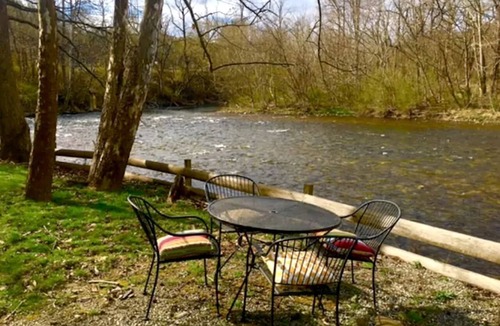 Townsend Cabin | Cozily Furnished Getaway with Wi-Fi along the Little River in Townsend, Tennessee