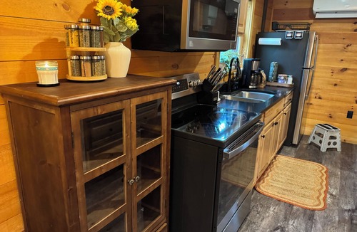 Green Mountains Cabin | Cozy 1-bedroom cabin 20 minutes from Jay Peak