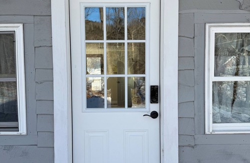 Moscow Ski Chalet | Cozy 1-bedroom chalet in beautiful Stowe with AC