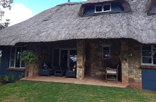 Chimanimani Cottage | Cozy 4Bedroom Cottage with Rustic-Modern Twist, Fireplace, 2.5km nr Bridal falls