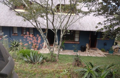 Chimanimani Cottage | Cozy 4Bedroom Cottage with Rustic-Modern Twist, Fireplace, 2.5km nr Bridal falls