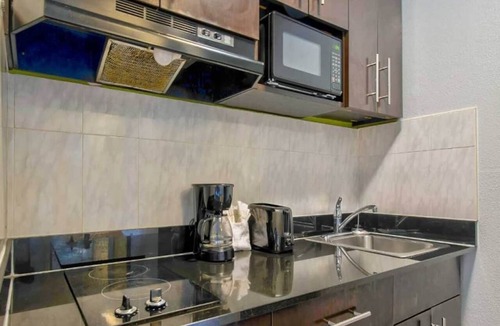 North San Antonio - SAT Hotel | Cozy ADA King Bed|Pool|Free parking