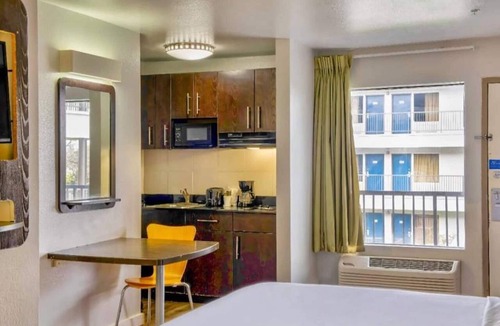 North San Antonio - SAT Hotel | Cozy ADA King Bed|Pool|Free parking