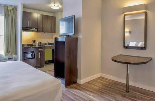 North San Antonio - SAT Hotel | Cozy ADA King Bed|Pool|Free parking