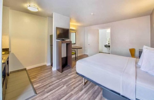 North San Antonio - SAT Hotel | Cozy ADA King Bed|Pool|Free parking