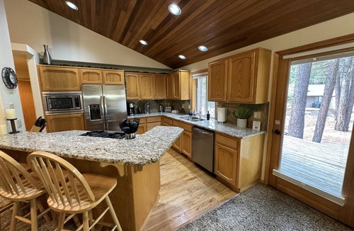 Sunriver House | Cozy Escape,2 Kings,10 Sharc,Central Air,EVcharger,Hot Tub,Bbq,Bikes,Fireplace