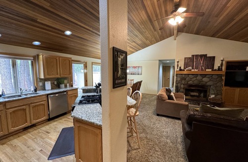 Sunriver House | Cozy Escape,2 Kings,10 Sharc,Central Air,EVcharger,Hot Tub,Bbq,Bikes,Fireplace