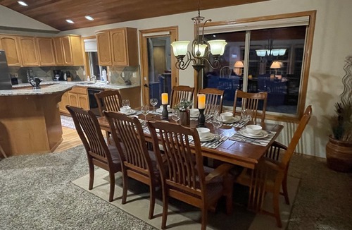Sunriver House | Cozy Escape,2 Kings,10 Sharc,Central Air,EVcharger,Hot Tub,Bbq,Bikes,Fireplace