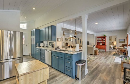 Bend House | Cozy Farmhouse on 1 acre- Stargaze in the Hot tub