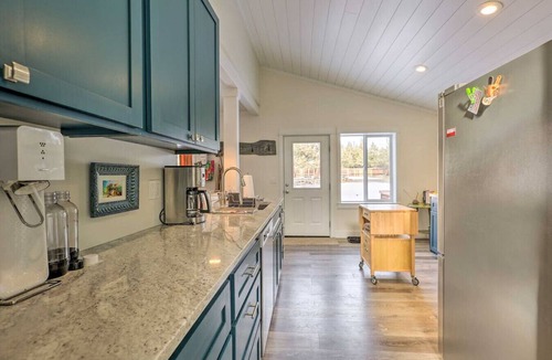 Bend House | Cozy Farmhouse on 1 acre- Stargaze in the Hot tub