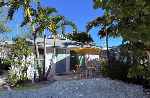 Holmes Beach Apartment | Cozy Ground-Level Beach Retreat – 75 Steps to the Gulf | Bamboo Apts #4