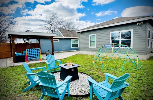 Near East Side House | Cozy Home near Alamodome~Free Gated Parking~Kids Climbing Dome & Backyard games