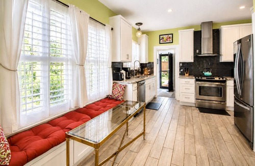 Woodlawn Lake House | Cozy Home | Pool | Backyard | 10min to Downtown