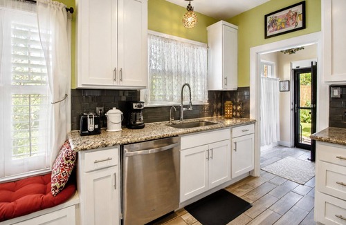 Woodlawn Lake House | Cozy Home | Pool | Backyard | 10min to Downtown