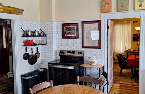 Kingfield House | Cozy mountain retreat near Skiing, Hiking, and Biking!