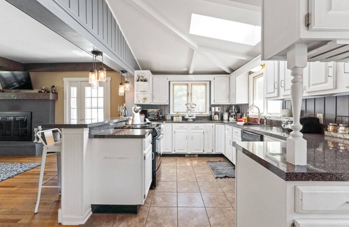 Saugatuck House | “Cozy Pet-Friendly Carriage House Hot Tub Walk to Downtown”