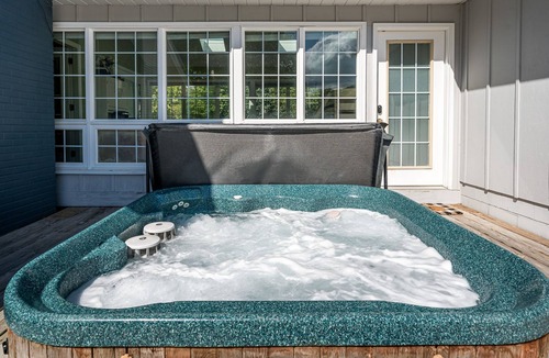 Saugatuck House | “Cozy Pet-Friendly Carriage House Hot Tub Walk to Downtown”