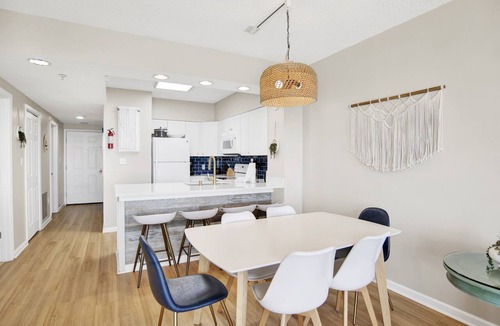 Orange Beach Condo | Cozy Pet Friendly Beachfront Retreat On Top Floor