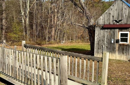 Middlebury House | Cozy Private Bedroom with Own Entrance - No Shower