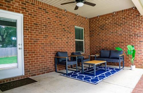 Crestview House | Cozy Retreat Patio Big Kitchen Fishing Nearby