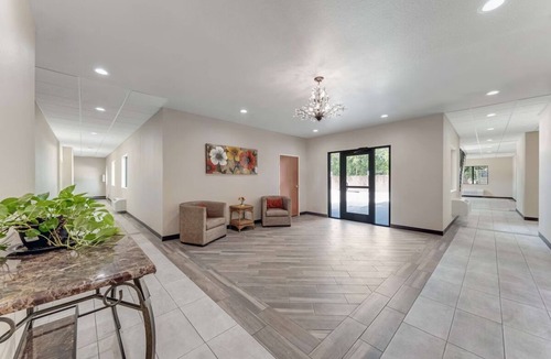 Eastside Promise Neighborhood Hotel | Cozy Room in Budget-Friendly Hotel w/Complimentary Breakfast