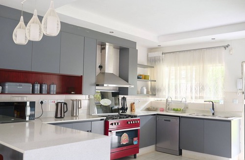 Harare House | Cozy Suburban Home with big pool, <5 minutes to City, Avondale/Groombridge shops