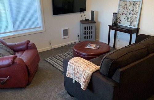 Redmond House | Cute Bungalow w/garage Downtown Redmond - 4 guests