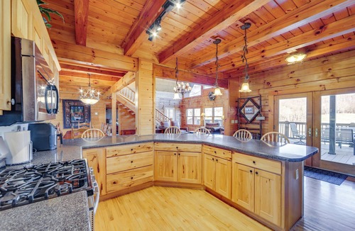 Waynesville Cabin | Deck & Mtn Views! Luxe Log Cabin in Waynesville