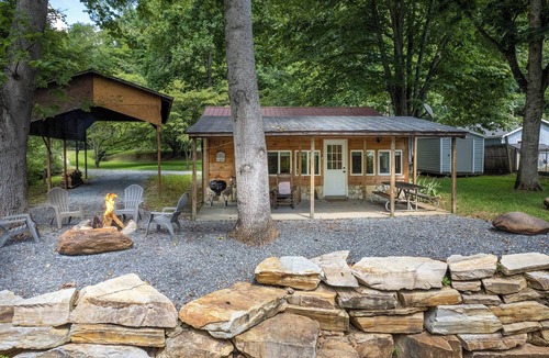 Bryson City Cabin | Deep Creek Cottage-Creek side- close to the Polar Express