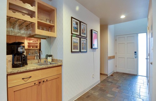 Redmond Condo | Deschutes River Views + Hot Tub | Eagle Crest