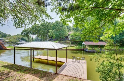 Malakoff House | Dock & Fire Pit: Cedar Creek Lakefront Retreat!