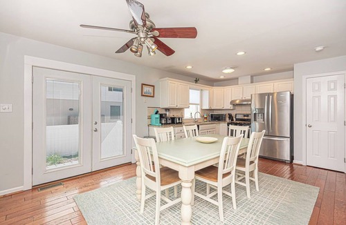 Little Salisbury House | Dog-Friendly house. Luxury 2-story, 3 bedrooms plus den house with free WiFi, linen included, backyard for pet friendly, located in a family-friendly neighborhood on the bayside just a few blocks from the beach!