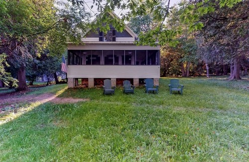 Charlotte Cottage | Dog-friendly spacious cabin, screened in porch, & boats right on the lake