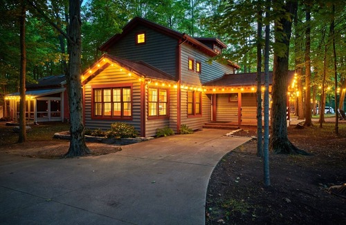 Fennville House | DollyBrook 5: Swimming Pool, Fire Place, Minutes to Lake Michigan, Dog Friendly