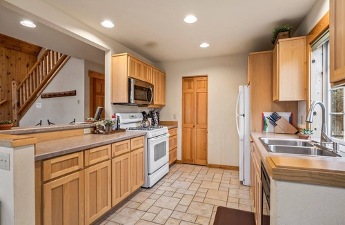 Redmond House | Eagle Crest Retreat on Golf course, Private w/View