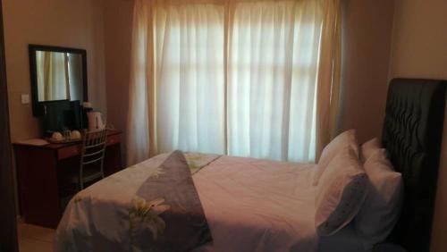 Francistown Bed & Breakfast | EE Maison Bed and Breakfast