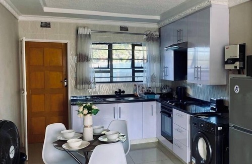 Harare House | Emerald Suite Sleeps 6 with Free Parking