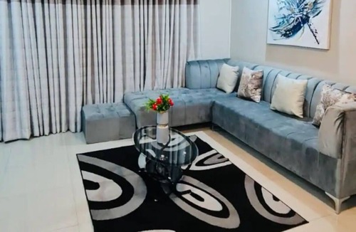 Harare House | Emerald Suite Sleeps 6 with Free Parking