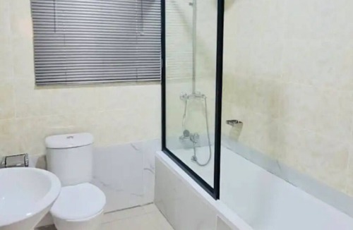 Harare House | Emerald Suite Sleeps 6 with Free Parking