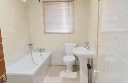 Harare House | Emerald Suite Sleeps 6 with Free Parking